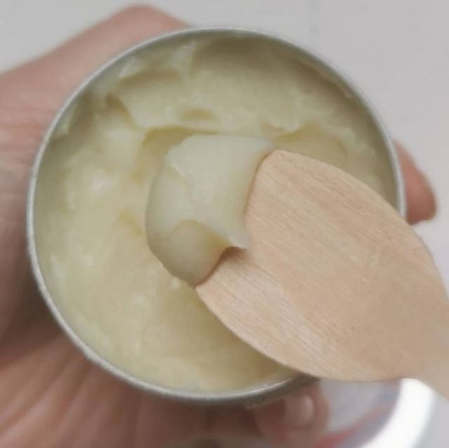 Вазелин может повлиять на сухость кожи