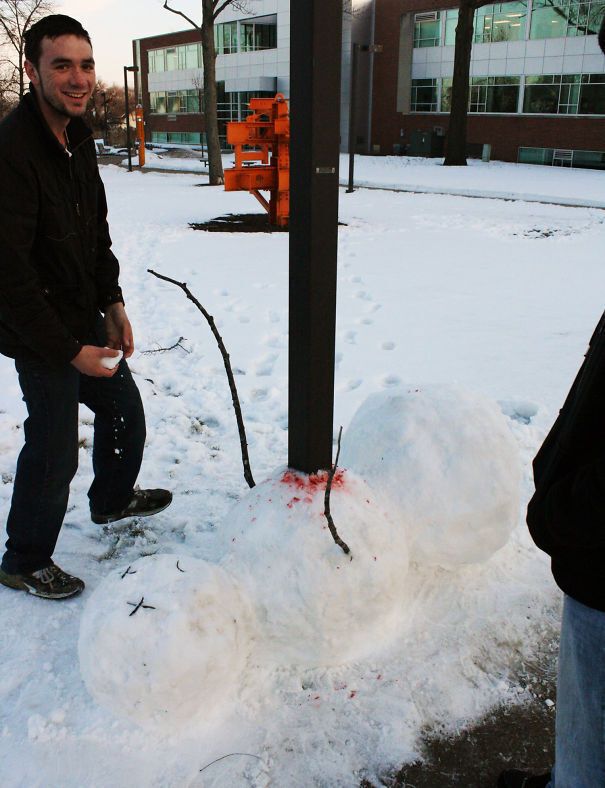 Хлопці вбили сніговика.