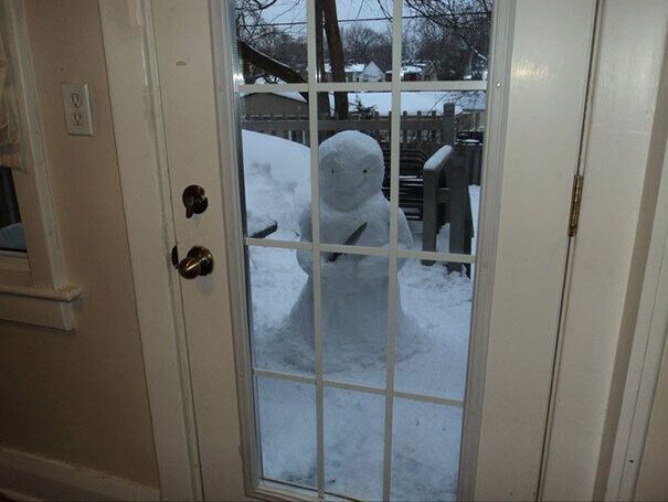 Сніговик-маніяк біля дверей.