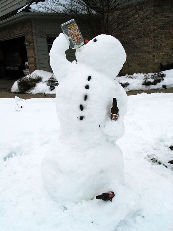 Сніговик-п'яниця п'є пиво