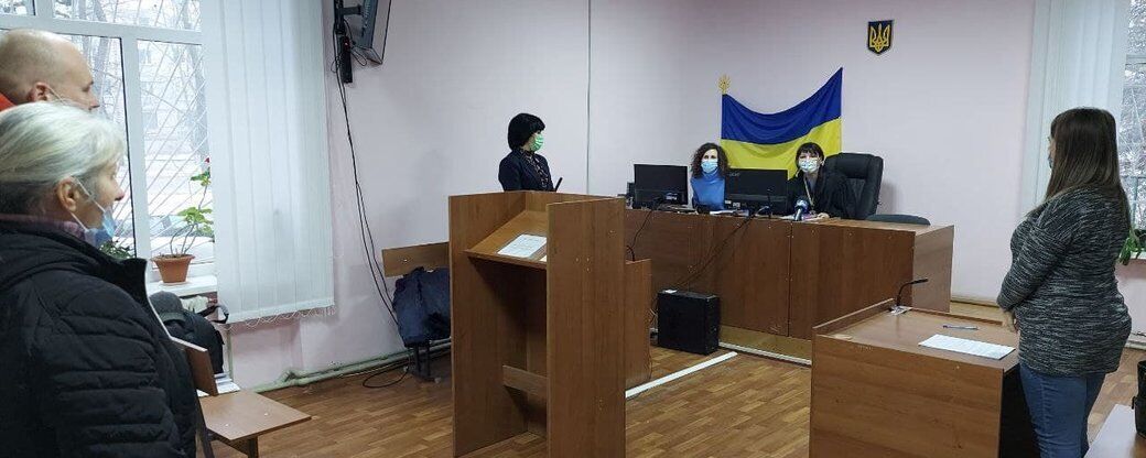 Первая ласточка? В Сумской области суд признал незаконным отстранение учительницы без прививки