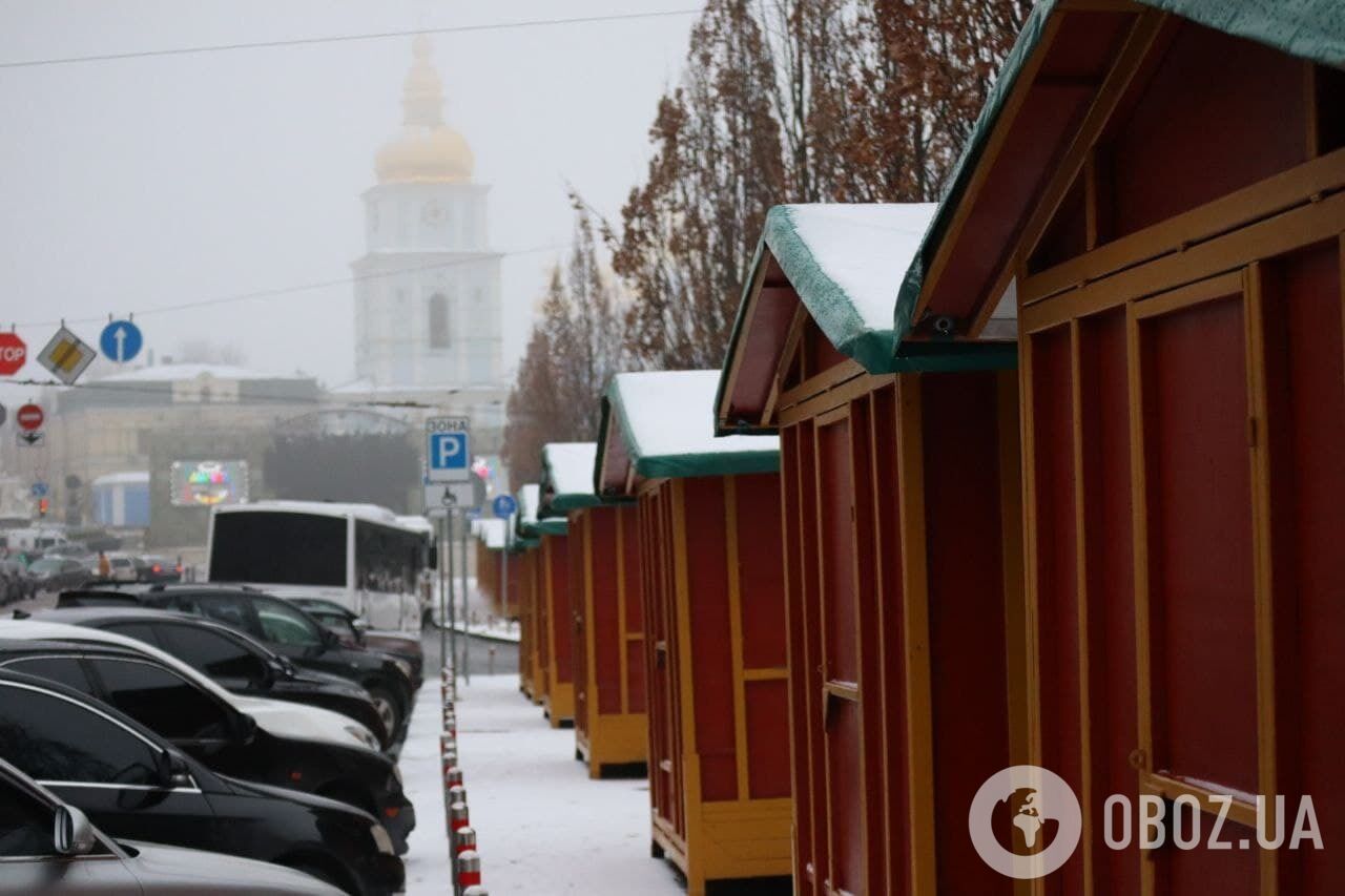 Поряд із площею вже поставили півсотні будиночків.