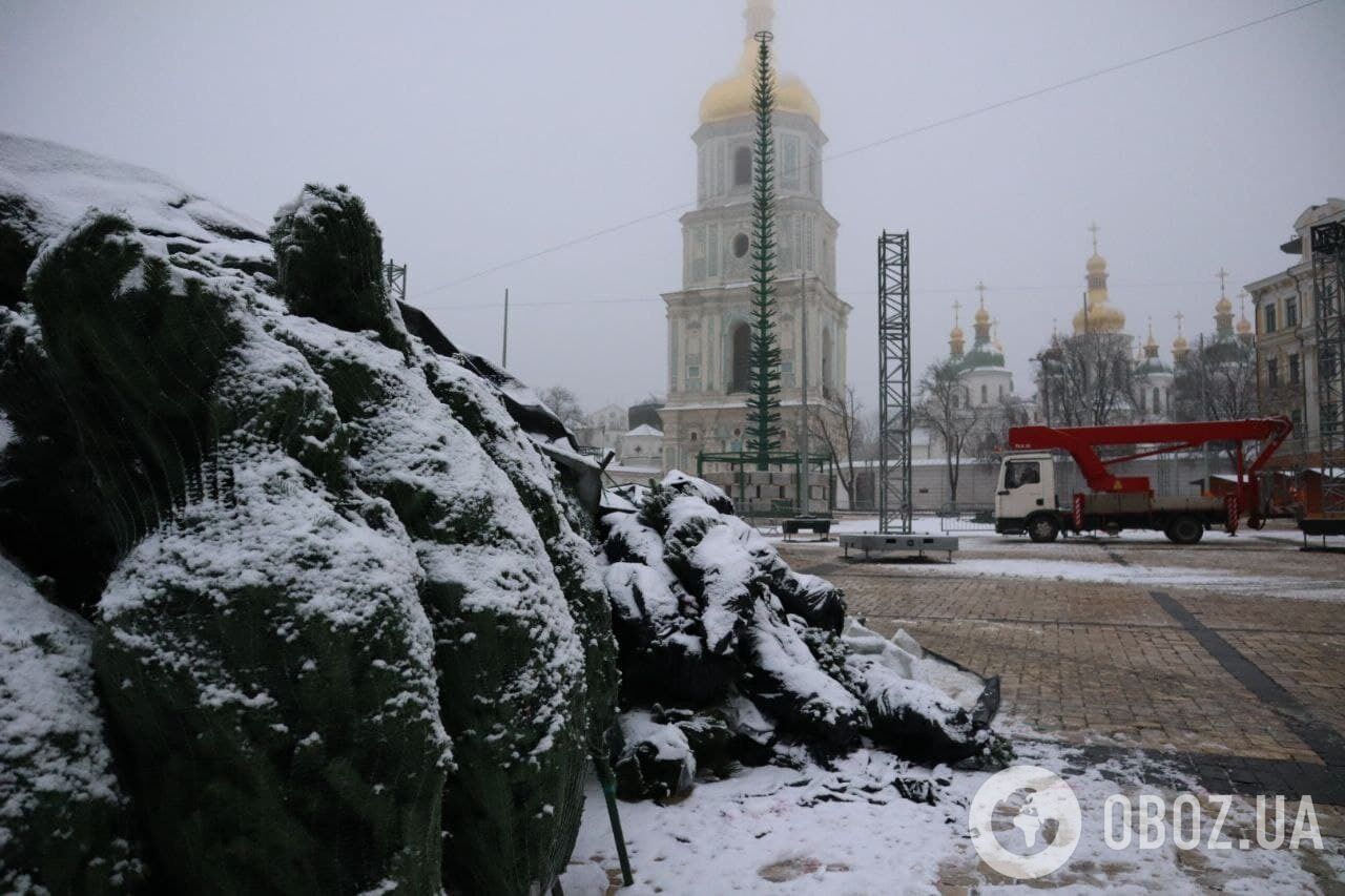 На площу привезли елементи новорічної ялинки.