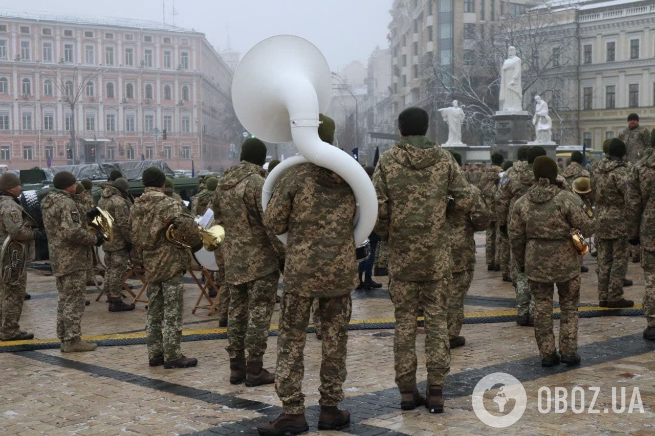 На площі репетирує військовий оркестр.