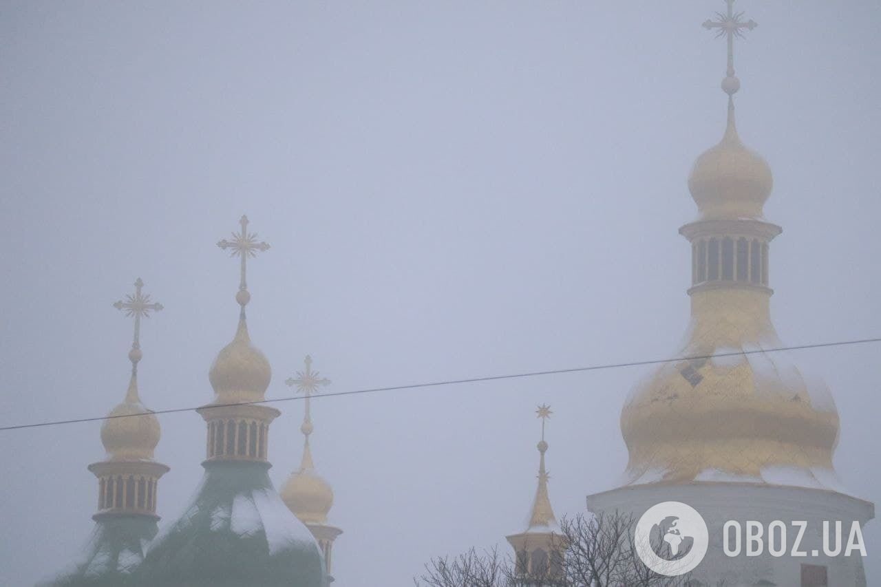 В столицу накрыл туман.