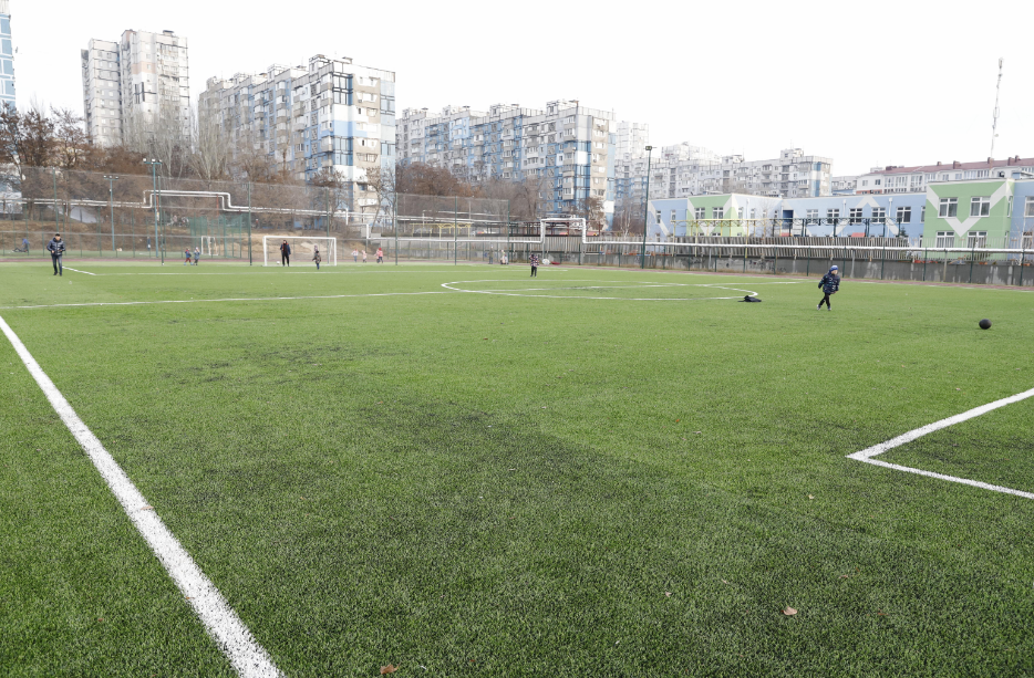 На стадионе школы № 147 обустроили большое функциональное футбольное поле