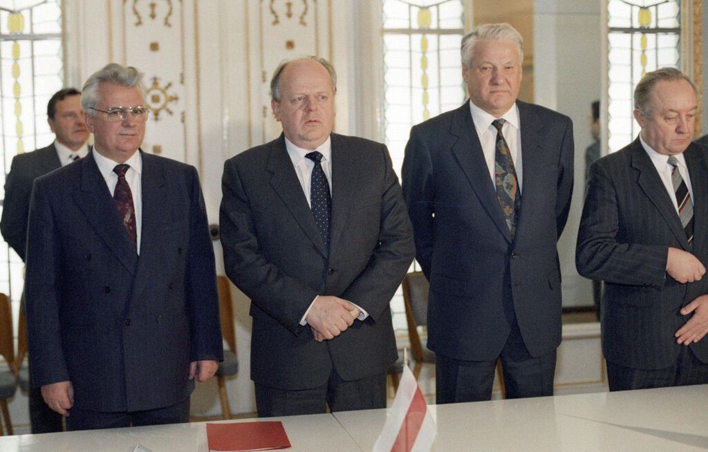 Леонид Кравчук (слева), Станислав Шушкевич (по центру) и Борис Ельцин (второй справа) после подписания Беловежского соглашения