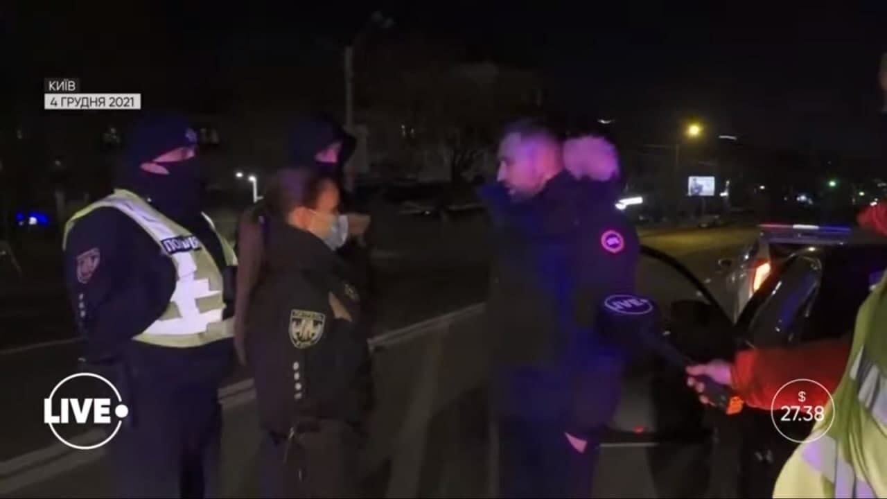 Макс Михайлюк спілкується з поліцією.