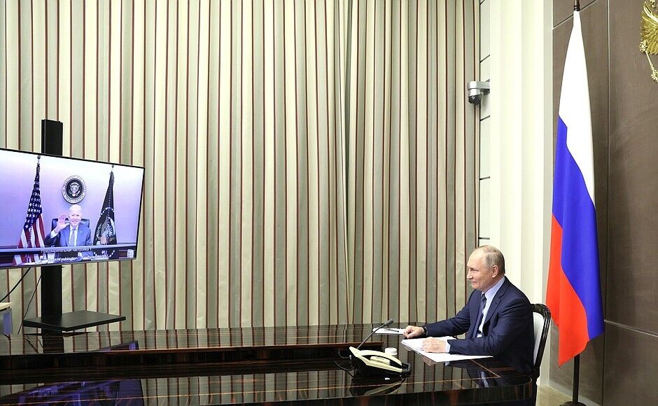 Путин во время видеоконференции с Байденом.