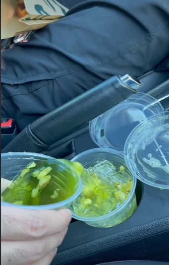 Блогер перелила напиток в стакан со льдом