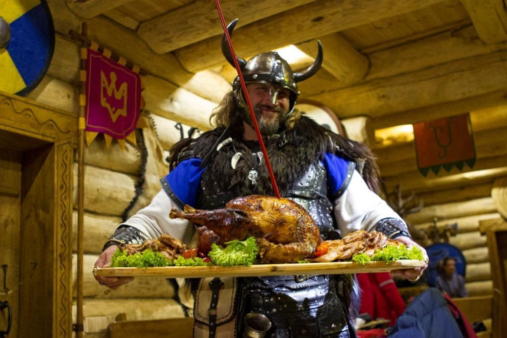 В "Парке Киевская Русь" можно вкусно поесть блюд, приготовленных на открытом огне