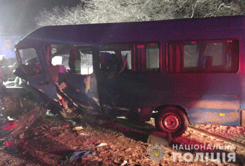 Под Тернополем столкнулись пассажирский микроавтобус и легковушка, фото 3