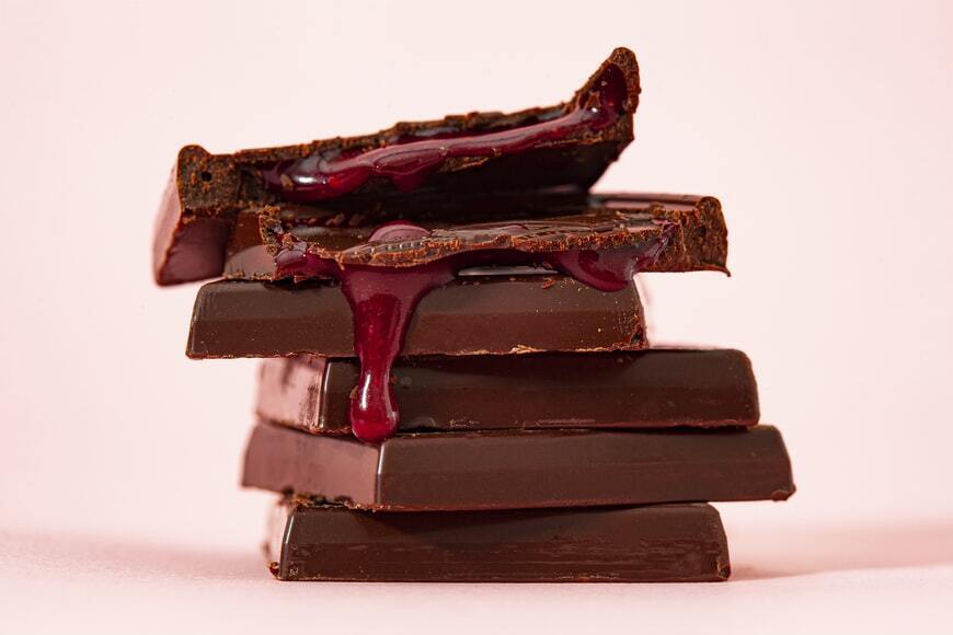 Темний шоколад впливає на мікробіоту .