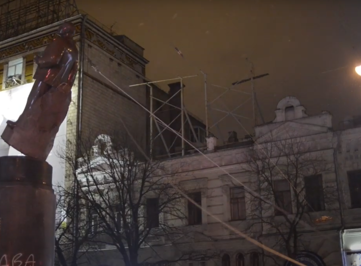Снос памятника Ленину в Киеве 8 декабря 2013 года.