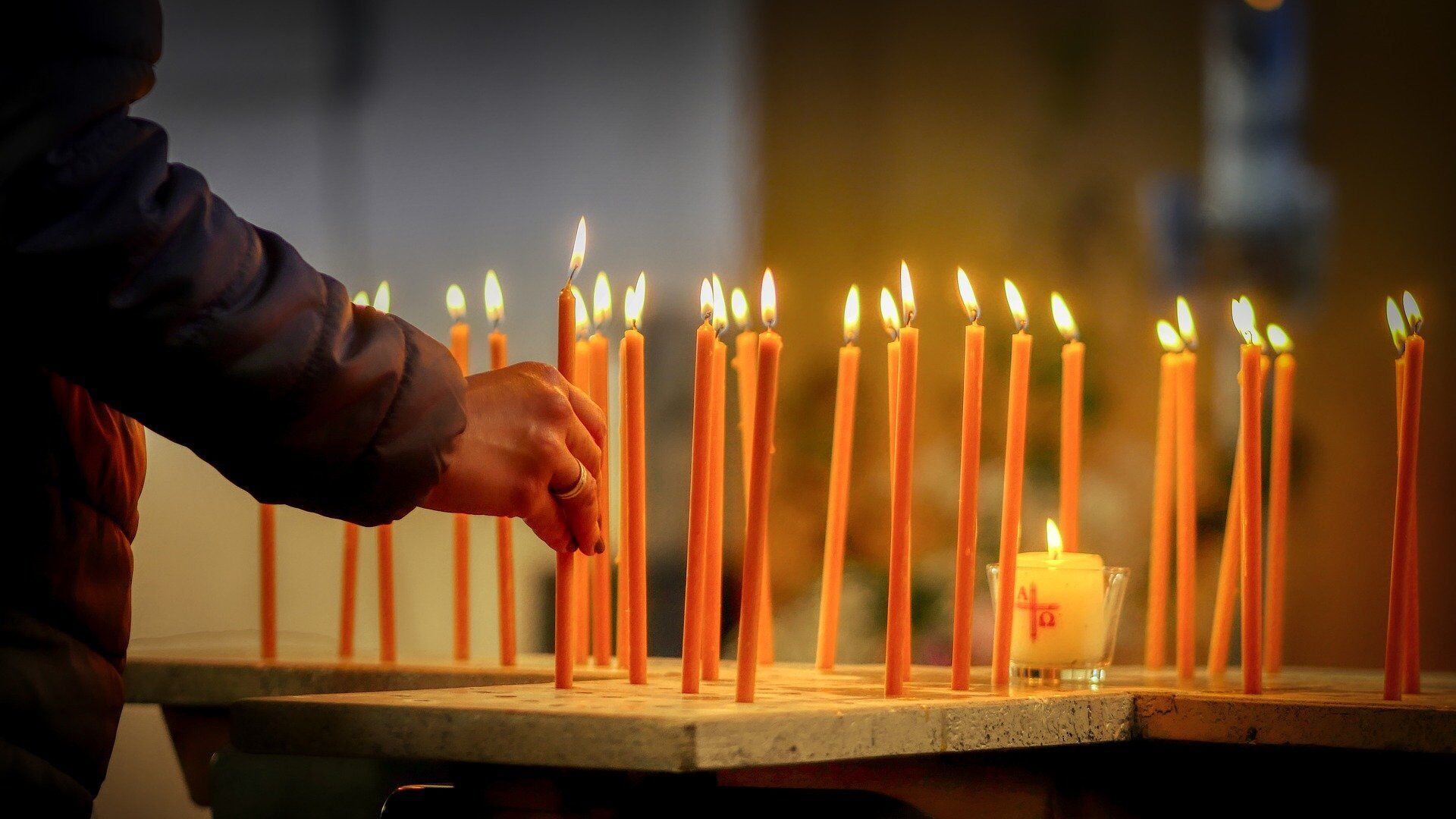 9 декабря верующие посещают богослужение в церкви и обращаются с молитвами к святому Георгию Победоносцу