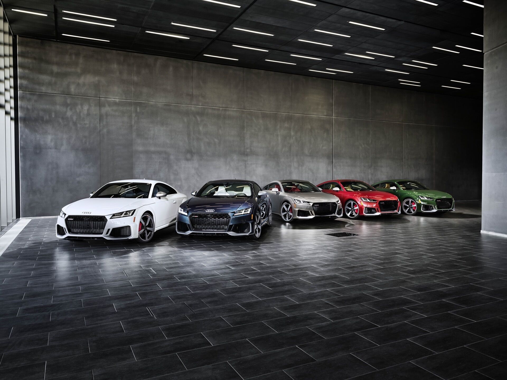 Для Audi TT RS Heritage Edition будет предложено пять цветов – Alpine White, Helios Blue, Stone Gray, Tizian Red и Malachite Green