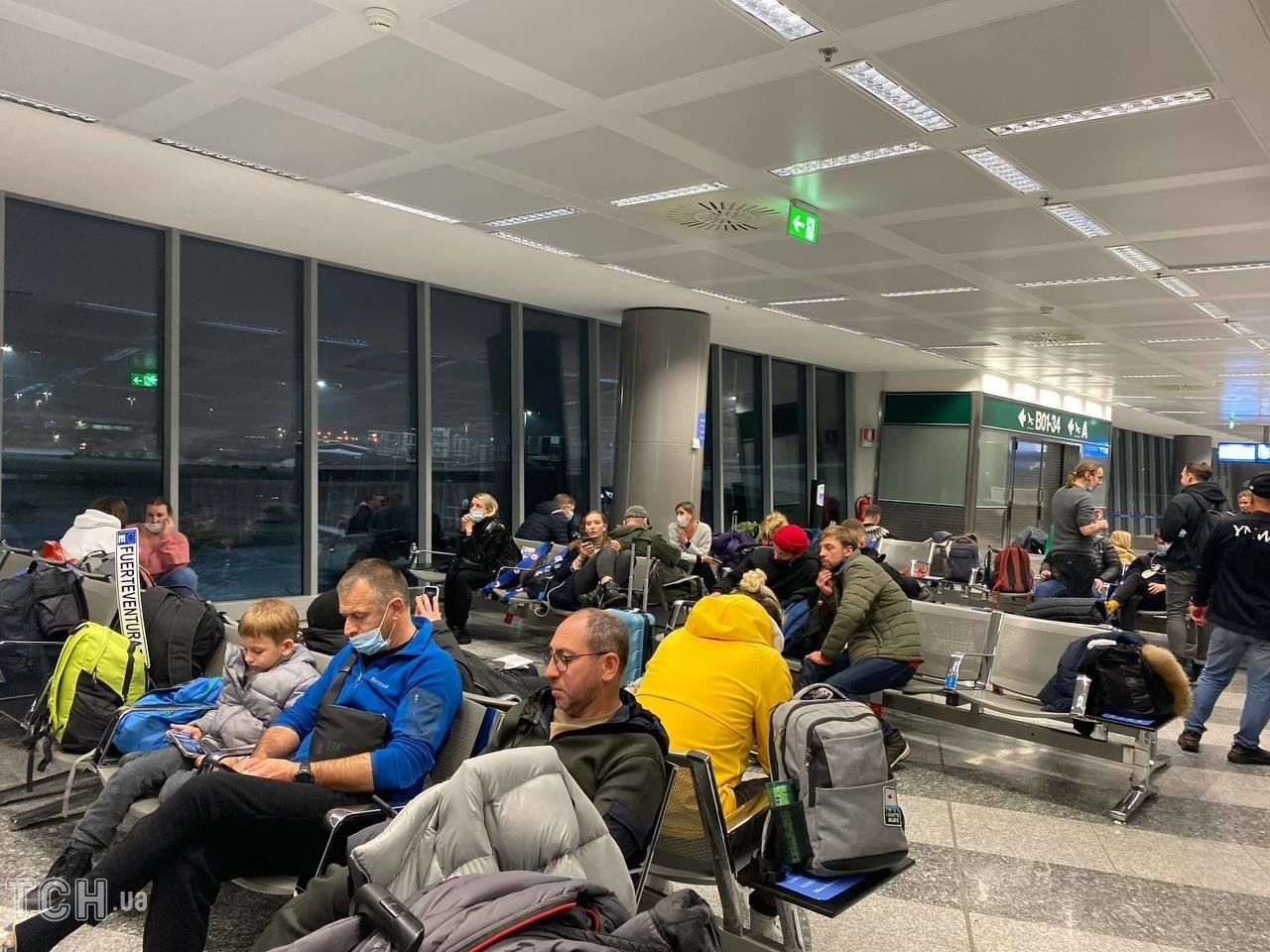 Более ста украинцев застряли в аэропорту в Италии