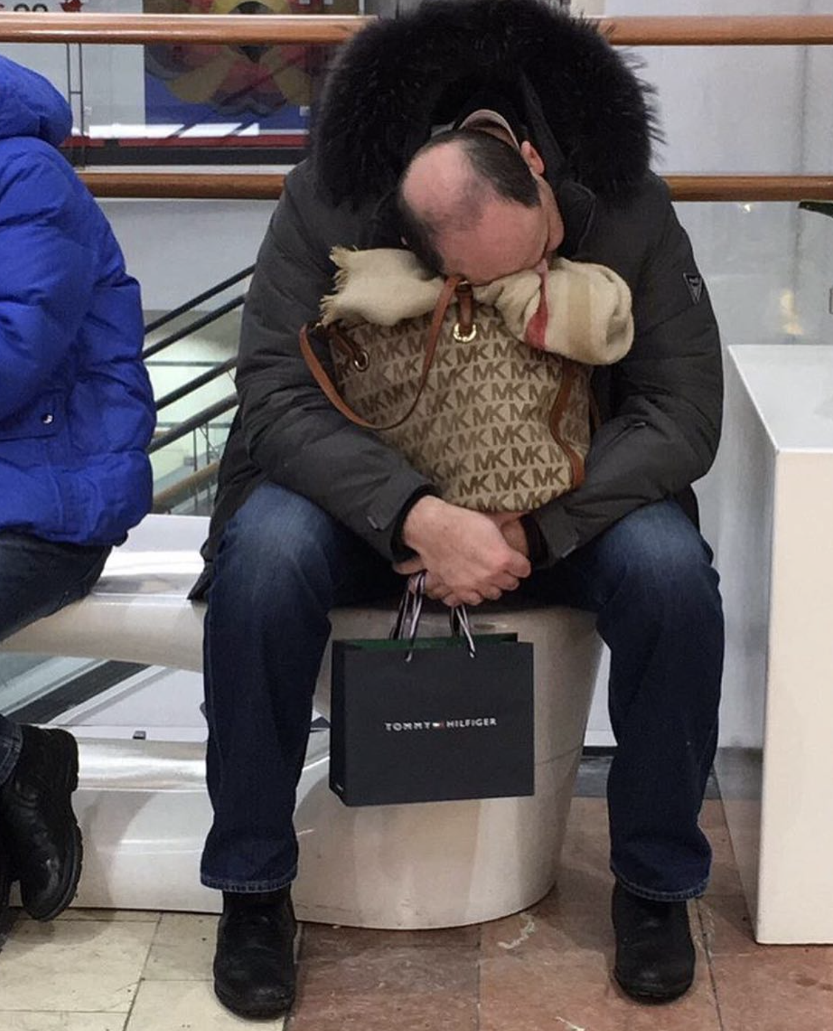 Мужчина уснул с пакетом в руке