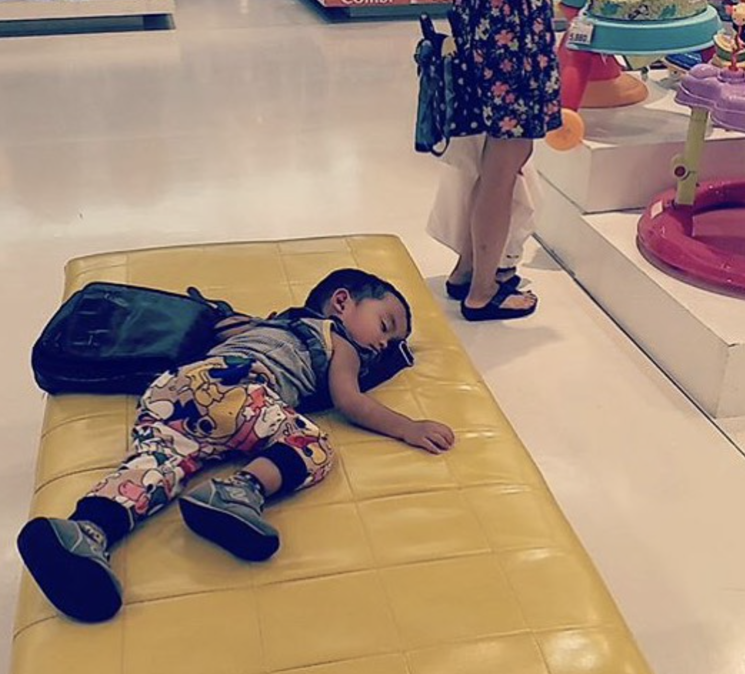 Малюк заснув в магазині