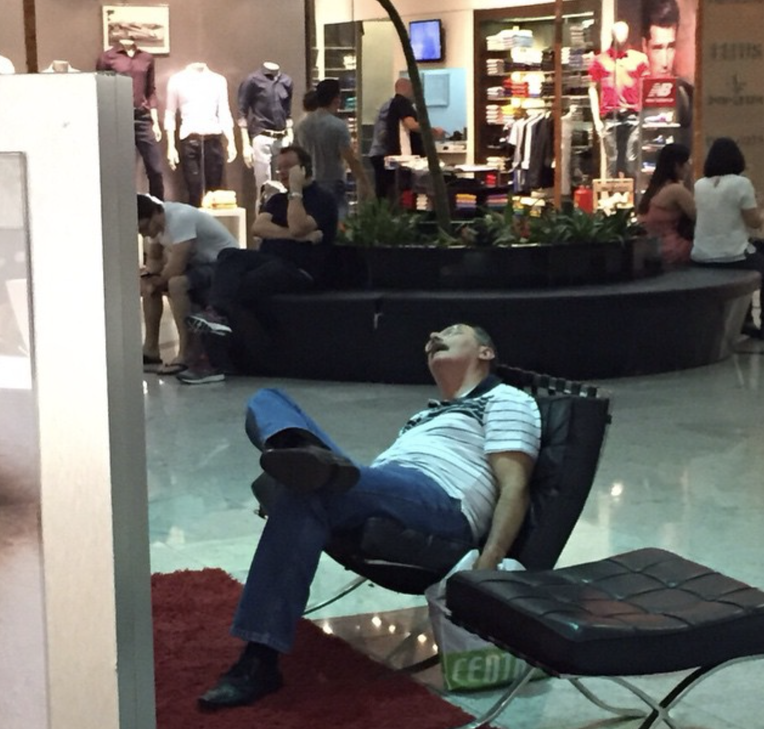 Мужчина уснул на стульчике