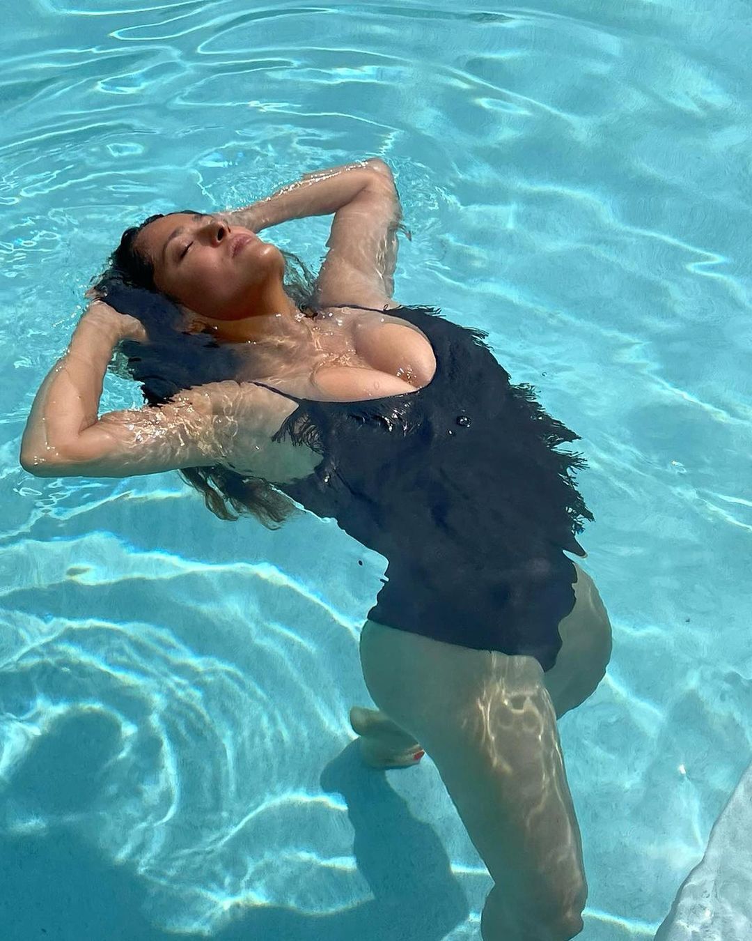 Сальма Гаєк позує в басейні