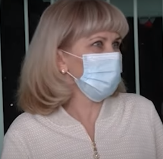 Директор лицея Наталья Середа вызывает полицию из-за учительницы без маски