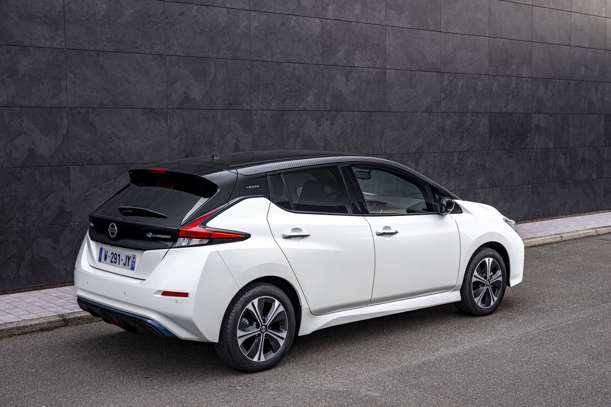 Стоимость Nissan Leaf10 в Великобритании стартует с отметки 28820 фунтов (32600 евро)