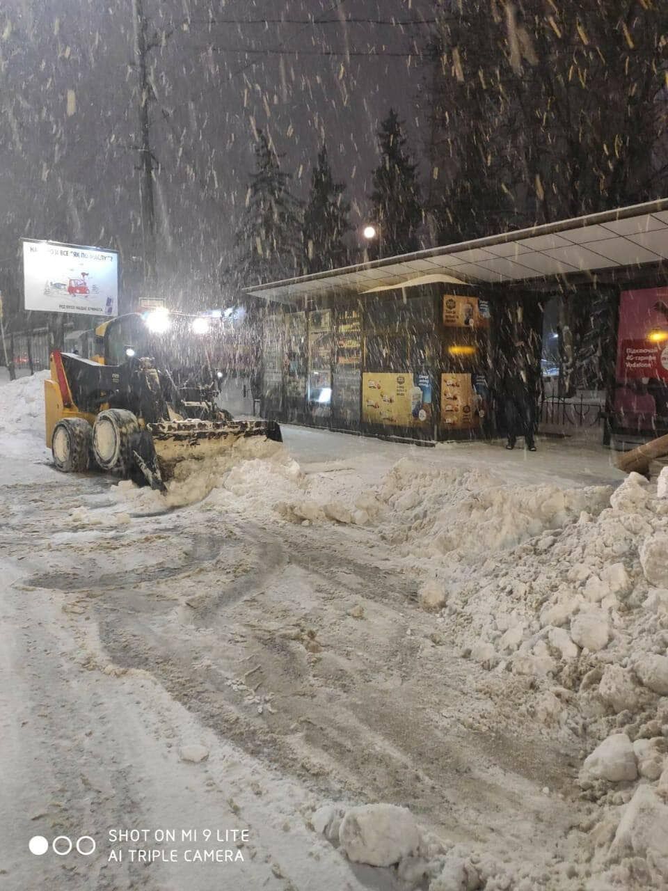 За ночь в Киеве убрали 3 тысячи тонн снега.