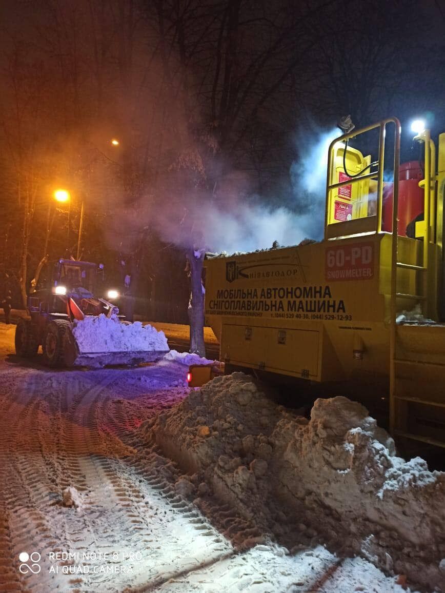 У Києві працювали снігоплавильні машини.