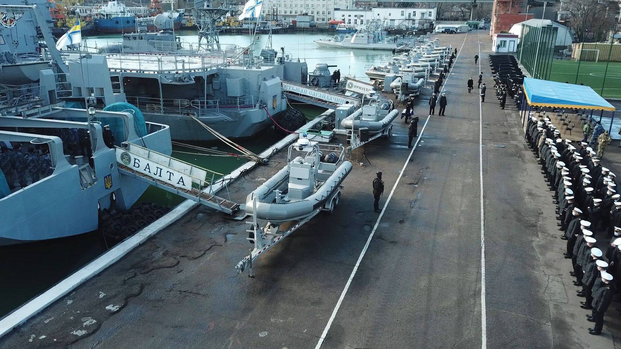 США передали ВМС України броньовані позашляховики "Хамві" і понад 80 човнів. Фото