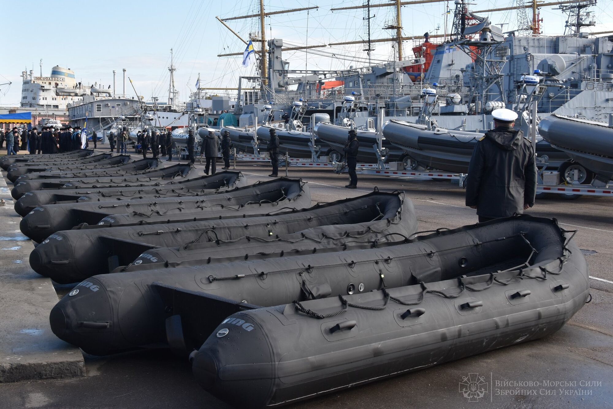 США передали ВМС України броньовані позашляховики "Хамві" і понад 80 човнів. Фото