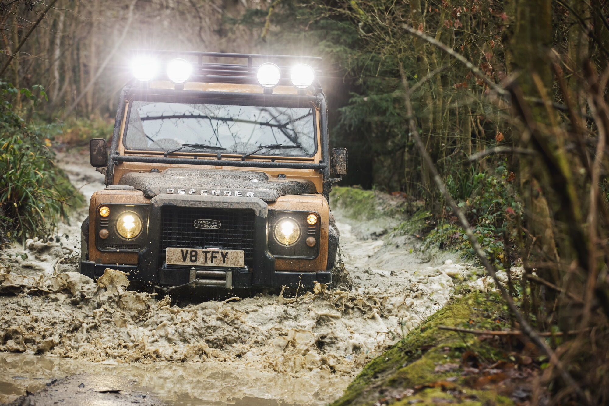 Defender Works V8 Trophy розроблений для найсуворіших викликів на витривалість