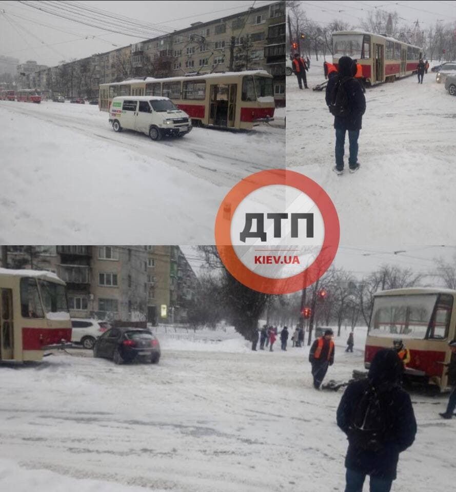 Из-за снега трамвай сошел с рельсов