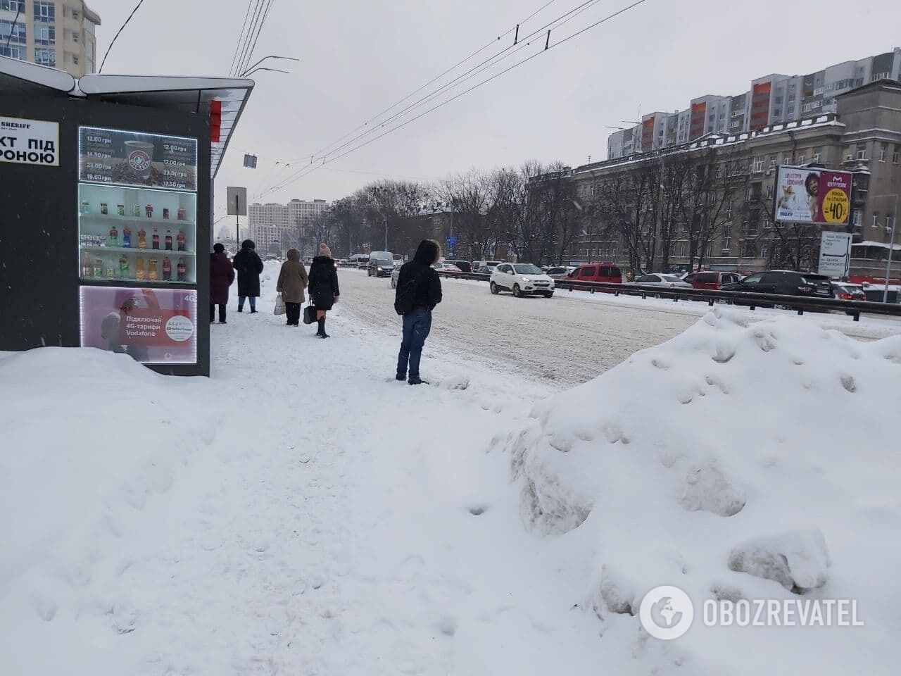 На остановках много снега.