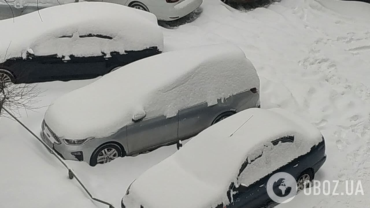 Снег засыпал автомобили.