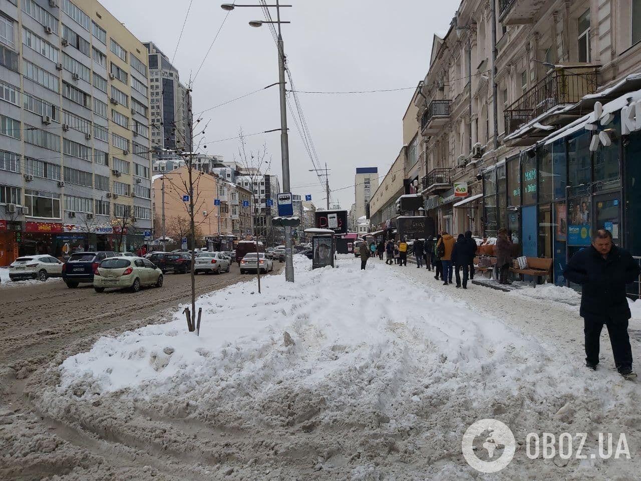 Пішохідна частина дороги практично не прибрана.