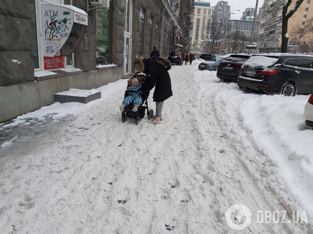 Пешеходы жалуются на работу коммунальщиков.