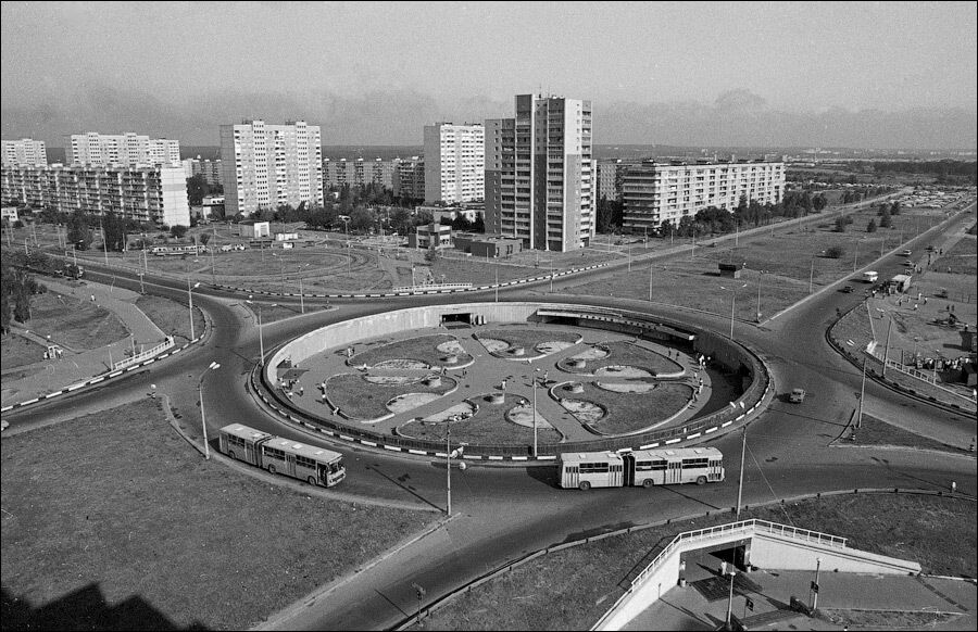 Никаких киосков, еще нет автостоянки, лавочки и клумбы с цветами. Фото конца 80-х.