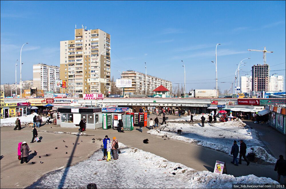 Лавок та газонів з клумбами вже немає. Гола плитка, кіоски та стихійна торгівля.