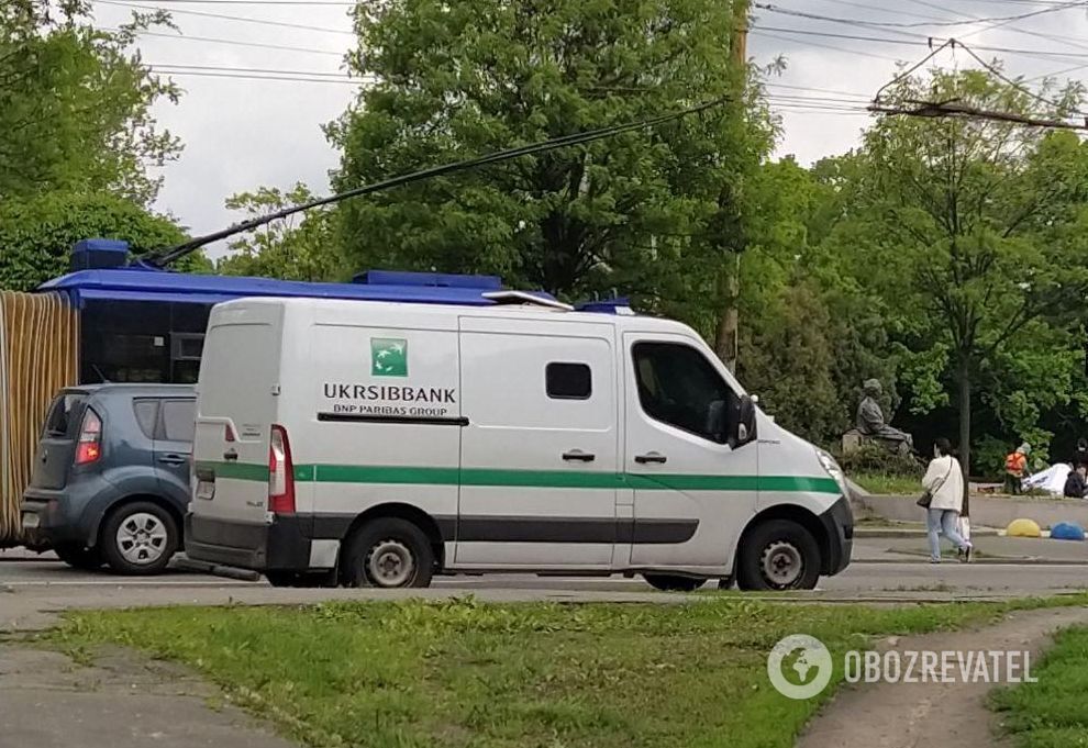 Инкассаторский автомобиль возле VIP-отделения в Голосеевском районе. Фото 2020 г.