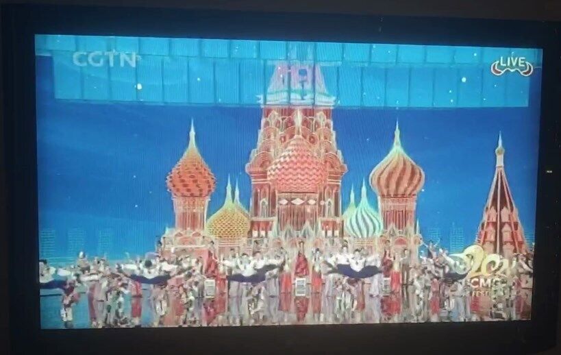 Украинский гопак в Китае на фоне Кремля.