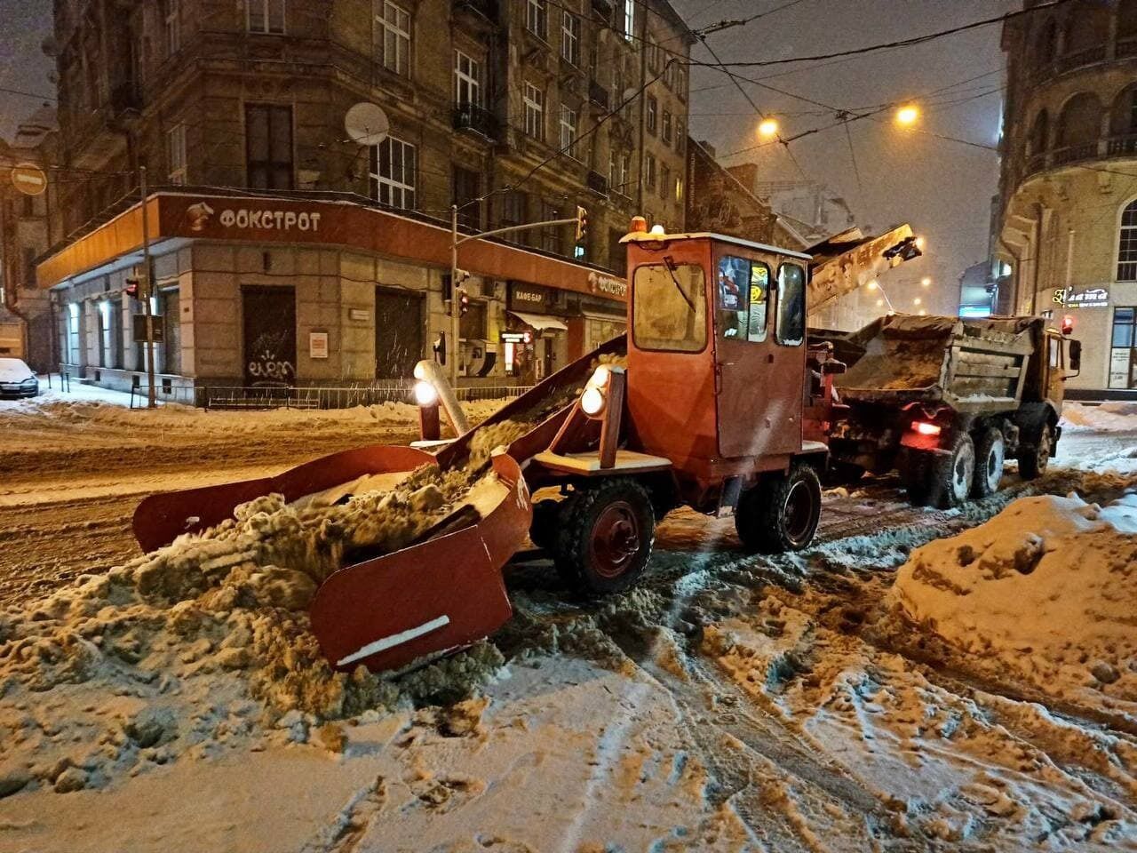 Местами сугробы во Львове достигали половины человеческого роста.