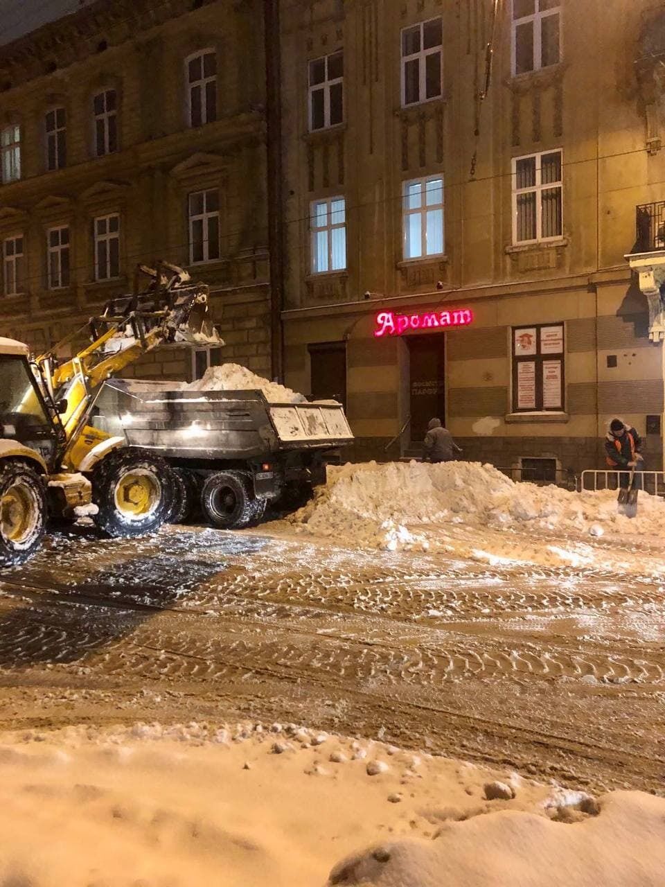 На улицы Львова вывели снегоочистительную технику.