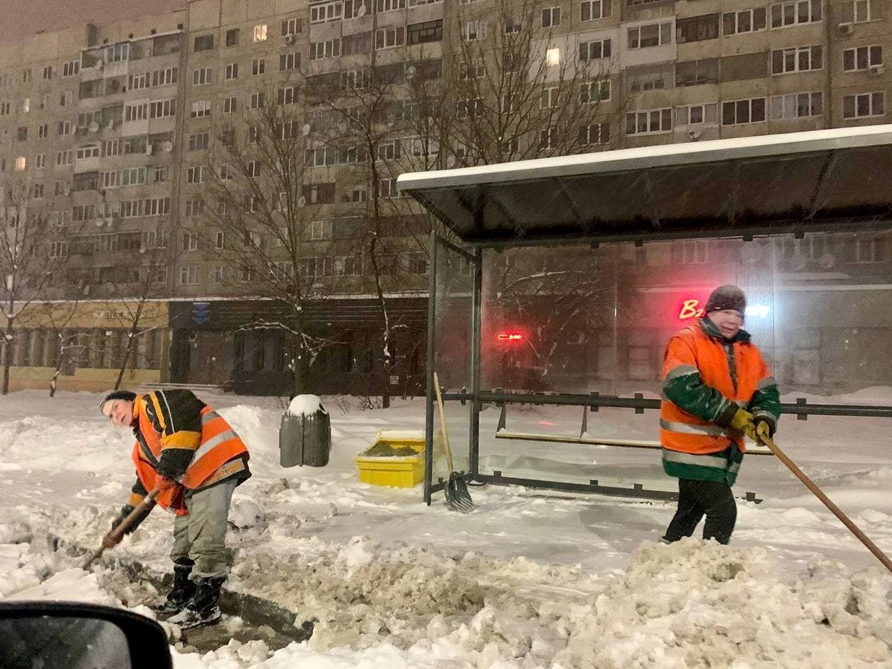 Коммунальщики чистят улицы Львова.