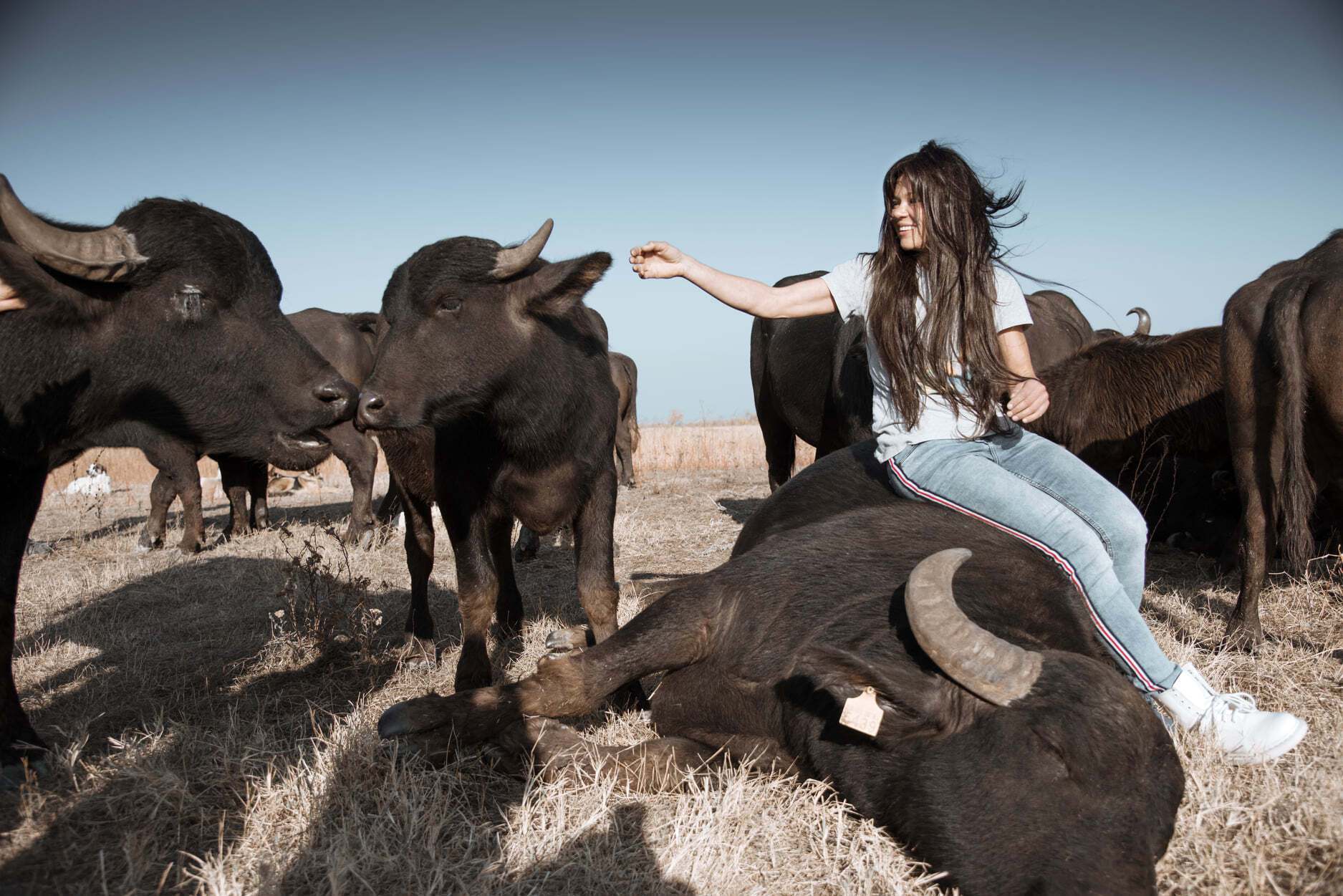 Певица Руслана позировала на быке