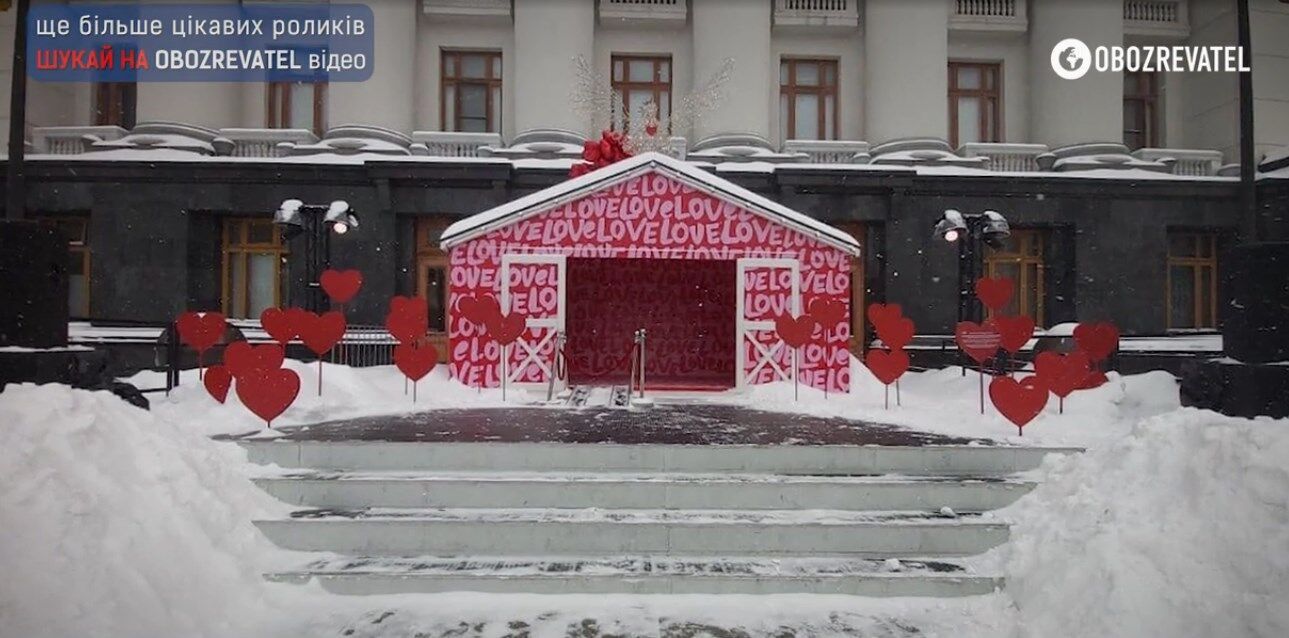 Площадь перед Офисом президента оформили ко Дню влюбленных.