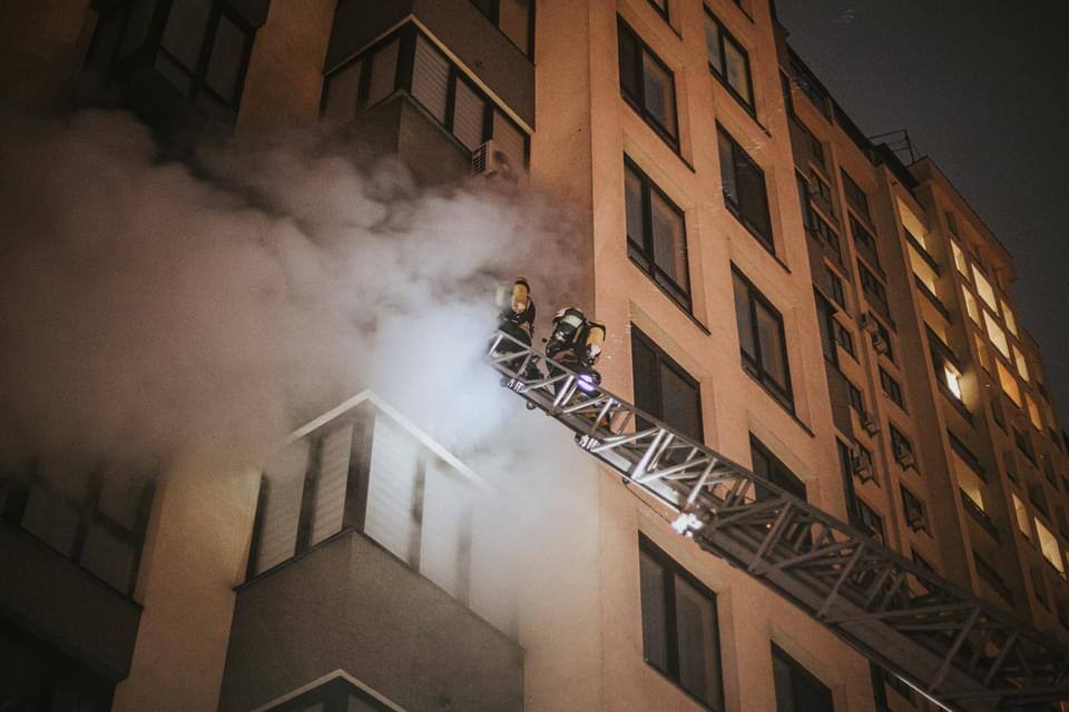 У Києві загорілася висотка: мешканців евакуювали, є постраждалі. Фото і відео