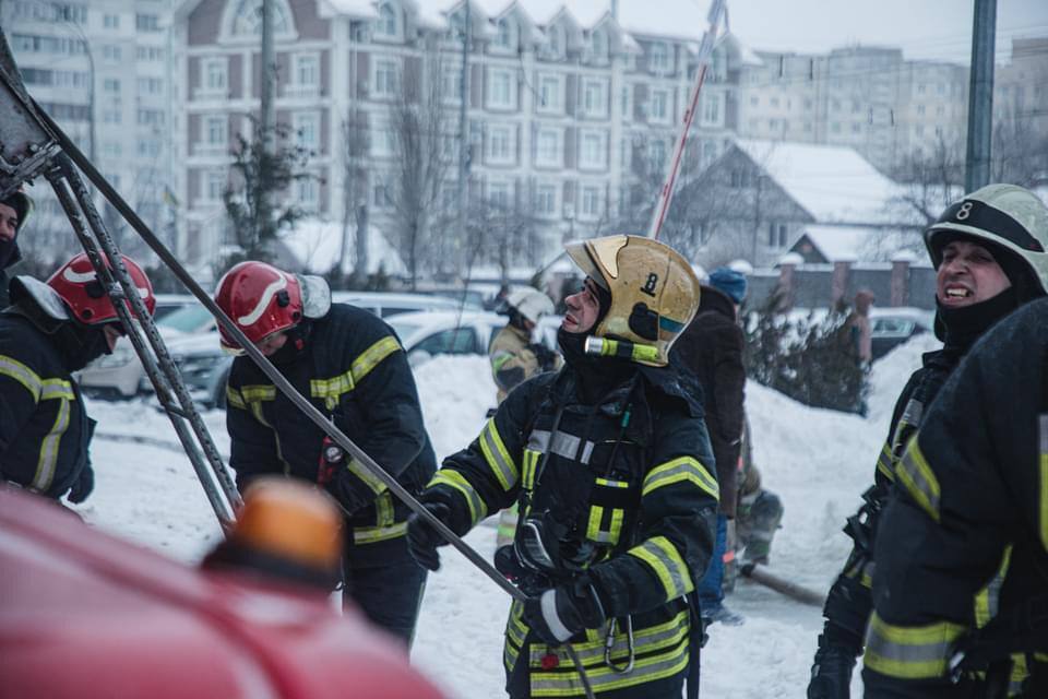 В Киеве загорелась высотка: жильцов эвакуировали, есть пострадавшие. Фото и видео