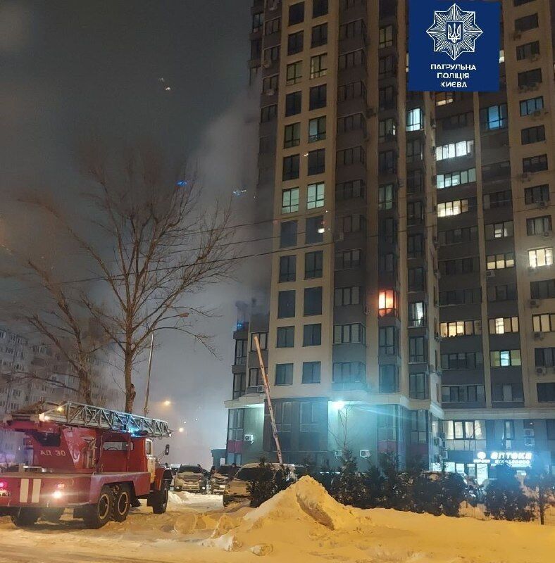 В Киеве загорелась высотка: жильцов эвакуировали, есть пострадавшие. Фото и видео