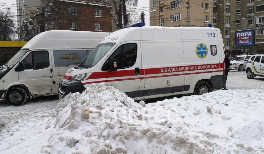 В Киеве бус насмерть сбил пенсионерку, выезжая из сугроба. Видео
